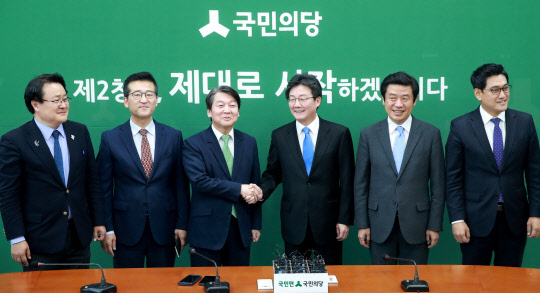 유승민 바른정당 대표(오른쪽 세번째)가 14일 오후 국회 본청 국민의당 대표실을 찾아 안철수 대표와 인사하며 배석 의원들과 기념촬영을 하고 있다. 왼쪽부터 국민의당 송기석, 최명길 의원, 안 대표, 바른정당 유 대표, 유의동, 오신환 의원.  연합뉴스